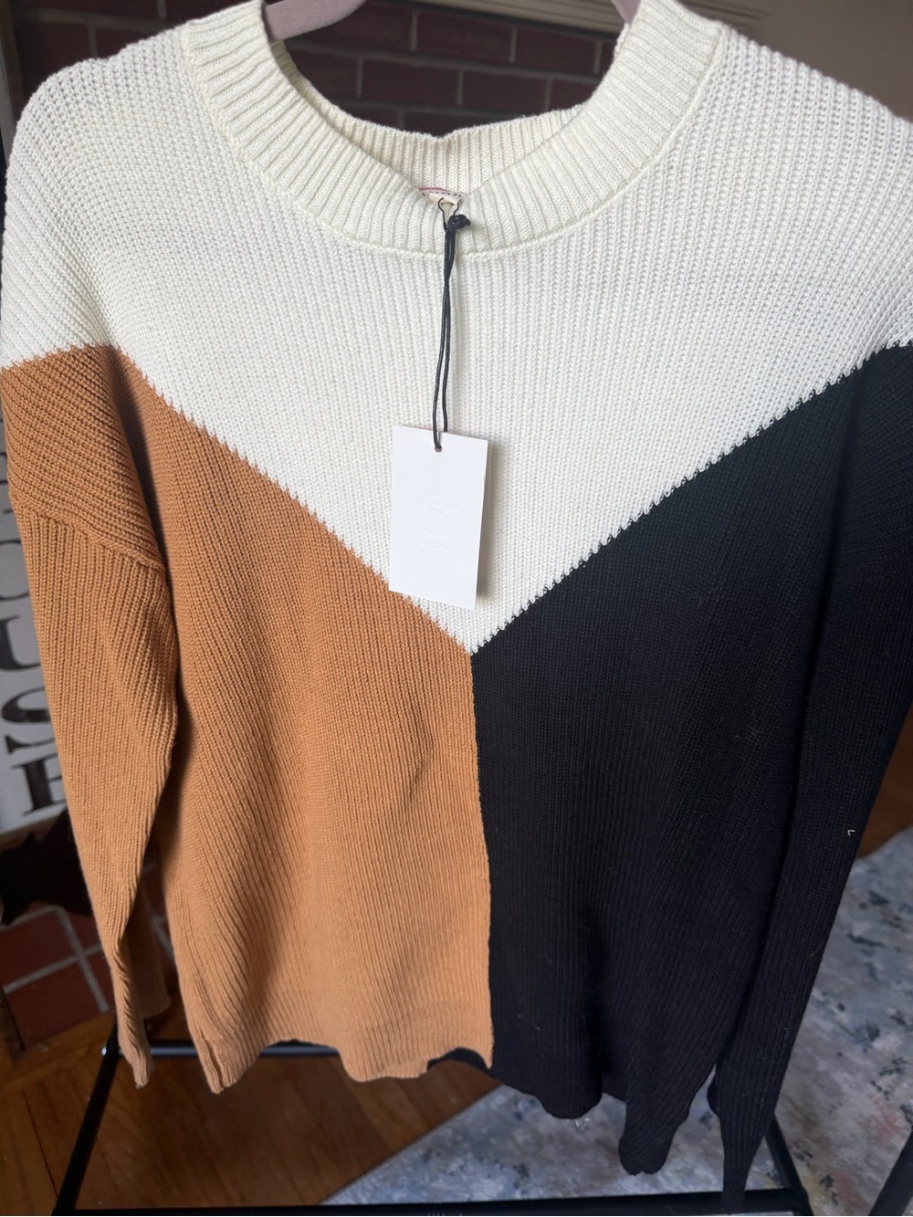 ANDREE BY UNIT Colorblock Crewneck Sweater in Cream, Tan & Black